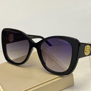 Солнцезащитные очки Burberry BE4021