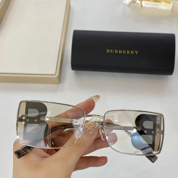 Солнцезащитные очки Burberry  BE3110