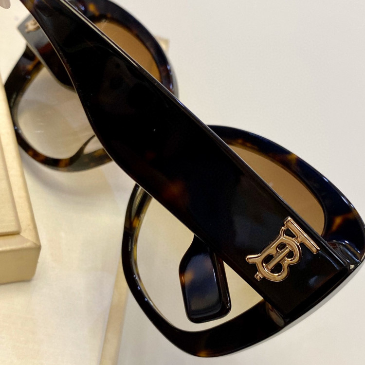 Солнцезащитные очки Burberry BE4318