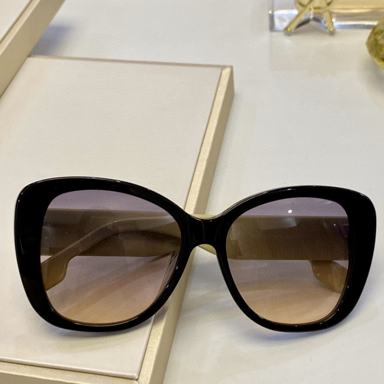 Солнцезащитные очки Burberry BE4318
