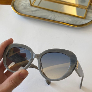 Солнцезащитные очки Burberry BE4298