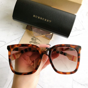 Солнцезащитные очки Burberry BE4276