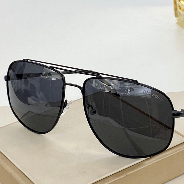 Солнцезащитные очки Tom Ford TF0496