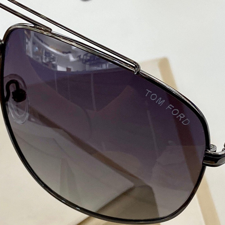 Солнцезащитные очки Tom Ford TF0496