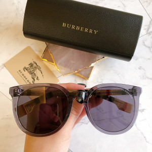Солнцезащитные очки Burberry BE4277
