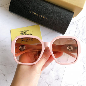 Солнцезащитные очки Burberry B4023