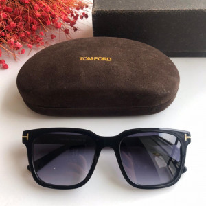 Солнцезащитные очки Tom Ford TF0690