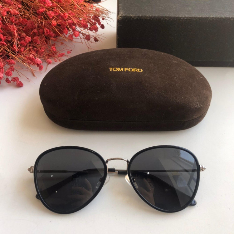 Солнцезащитные очки Tom Ford FT0820