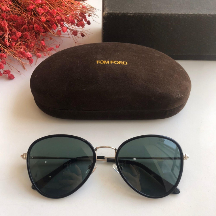 Солнцезащитные очки Tom Ford FT0820