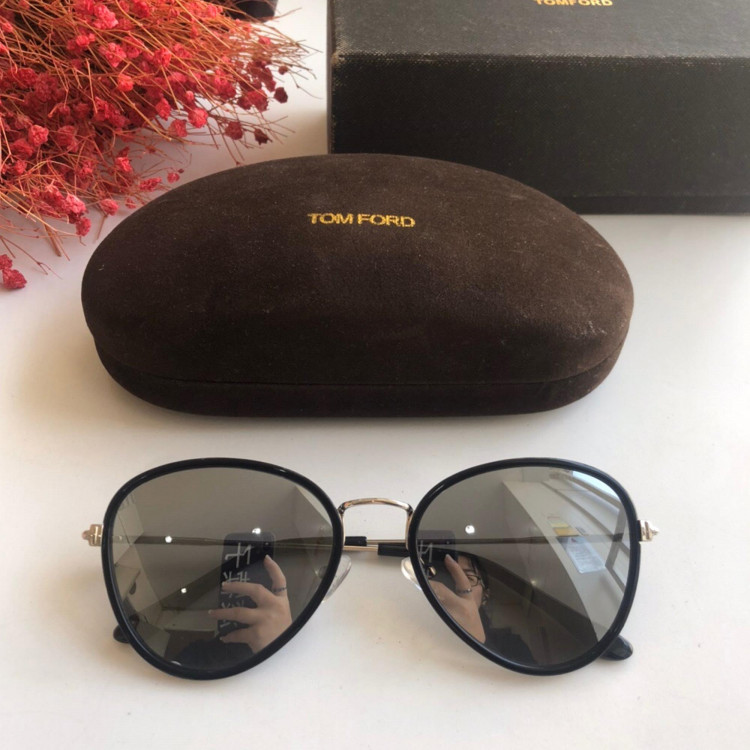 Солнцезащитные очки Tom Ford FT0820