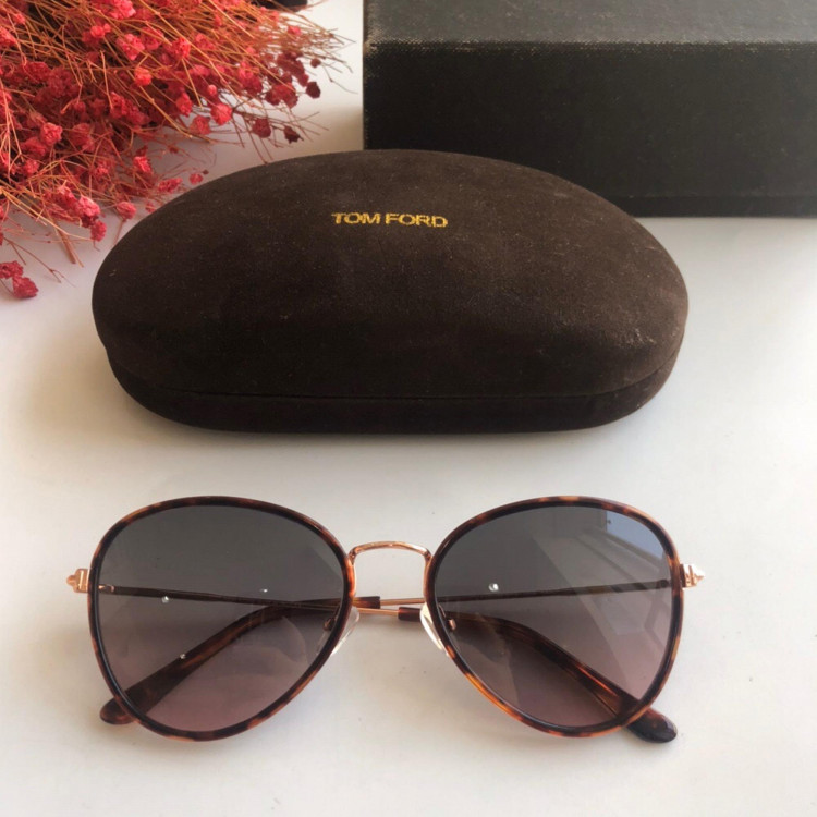 Солнцезащитные очки Tom Ford FT0820