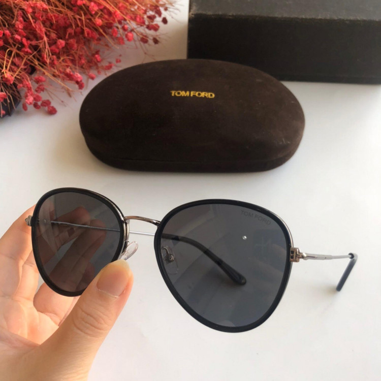 Солнцезащитные очки Tom Ford FT0820