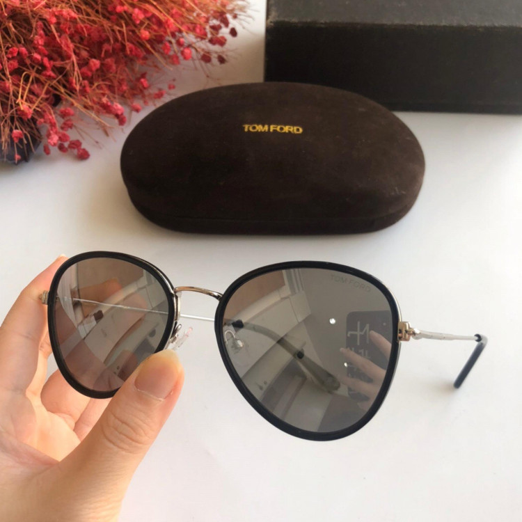 Солнцезащитные очки Tom Ford FT0820