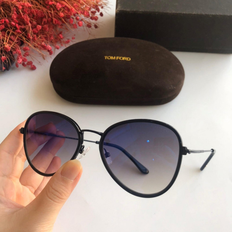 Солнцезащитные очки Tom Ford FT0820