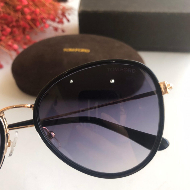 Солнцезащитные очки Tom Ford FT0820
