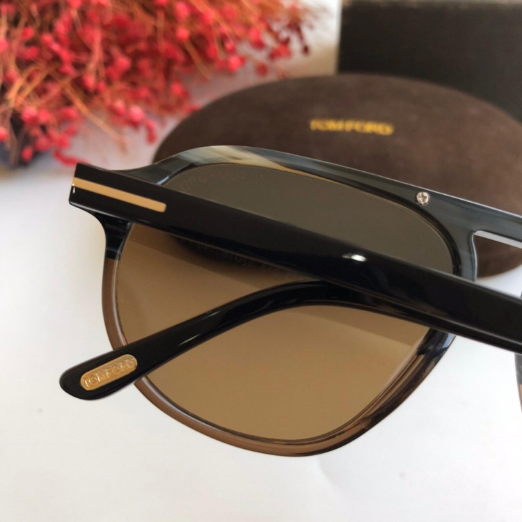 Солнцезащитные очки Tom Ford TF755