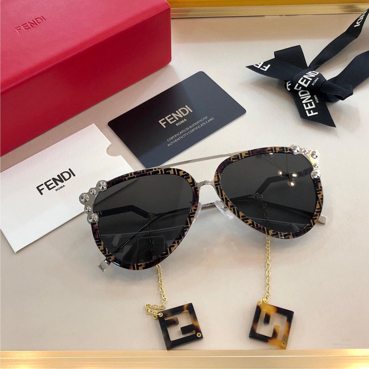 Солнцезащитные очки Fendi FF0638