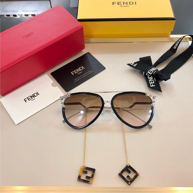Солнцезащитные очки Fendi FF0638