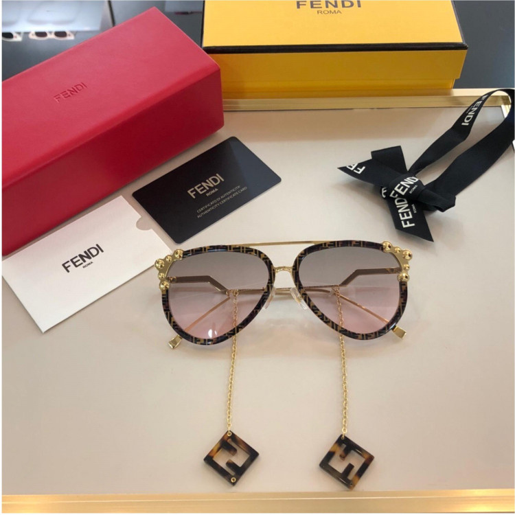 Солнцезащитные очки Fendi FF0638