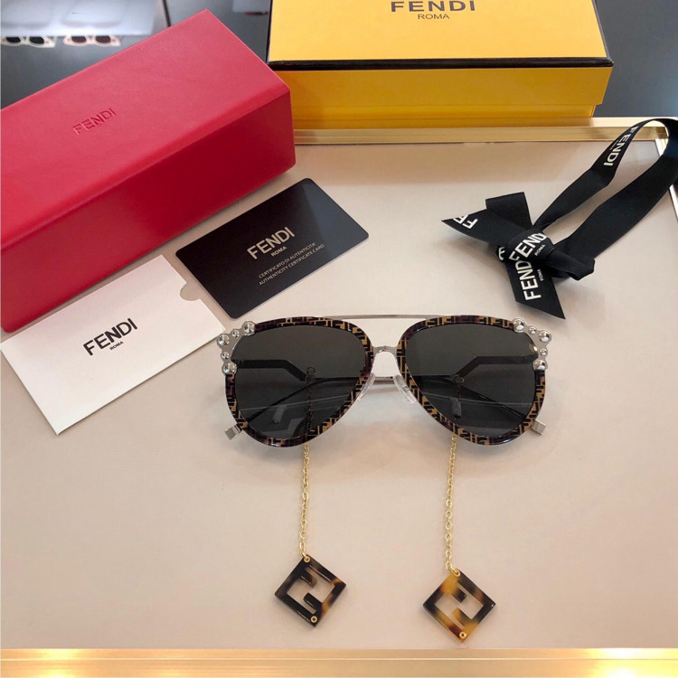 Солнцезащитные очки Fendi FF0638