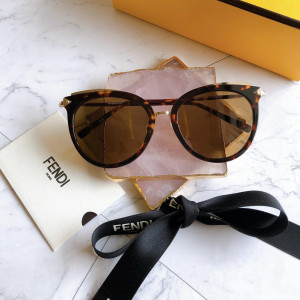 Солнцезащитные очки Fendi FF0667